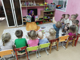 «Бабушка- сказочница развлекает ребят» «Бабушка- сказочница развлекает ребят».