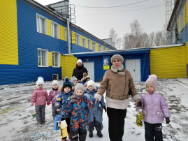 «Ты пернатым помоги – им кормушку смастери!» «Ты пернатым помоги – им кормушку смастери!».