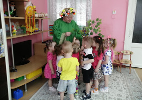 Развлечение «К нам весна шагает быстрыми шагами» Развлечение «К нам весна шагает быстрыми шагами».