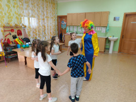 «В день смеха посмеемся, удаче улыбнемся!» «В день смеха посмеемся, удаче улыбнемся!».