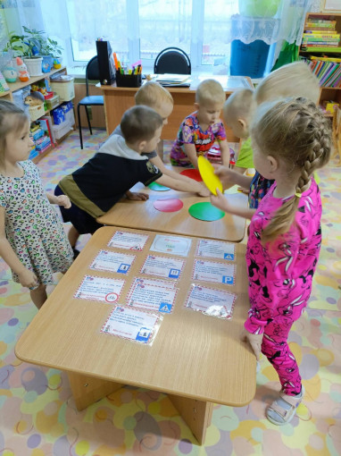 Развлечение по ПДД «В Страну дорожных знаков» Развлечение по ПДД «В Страну дорожных знаков».